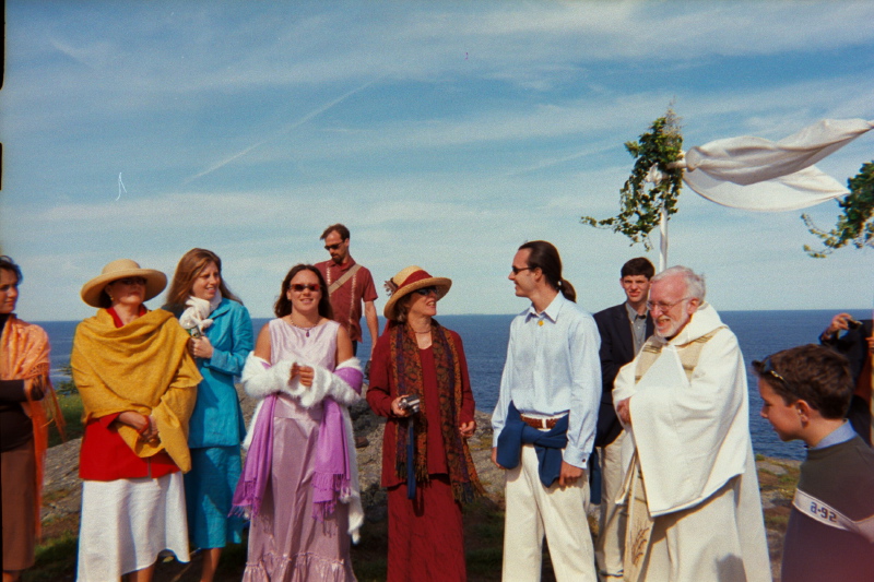 wedding crowd awaiting