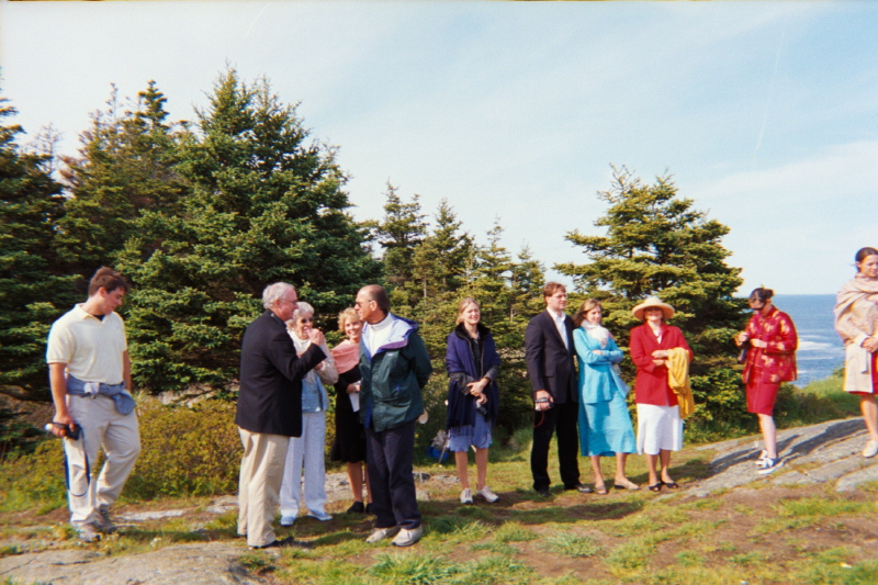 wedding crowd awaiting_4