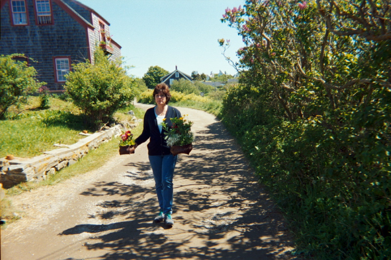 elissa with table flowers